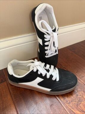 No Boundaries Black and White Low-Top Sneakers